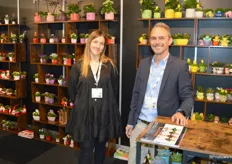 Olga Loch en Christian Jacobson van de Deense arrangmentenmaker EuroTrend. De planten zijn allemaal afkomstig uit Denemarkten, verzekeren Olga en Christian, de keramiek is van meer oosterse origine.